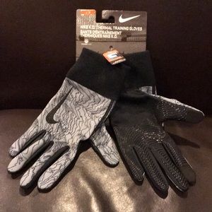 NWT- Thermal  training gloves w/ touchscreen tips